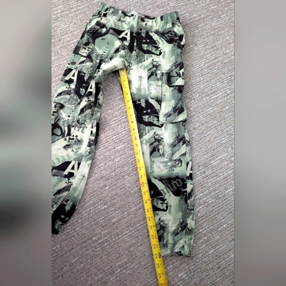 Urban Kids (Size Medium) Unisex Camo Graphic Cargo Pants - Picture 10 of 12
